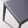 Silla de comedor sin brazos tapizada en cuero azul minimalista con patas de metal