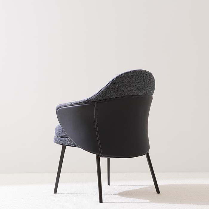 Sillón de comedor con respaldo curvo tapizado en azul contemporáneo