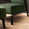 Sillón moderno de terciopelo verde con otomana