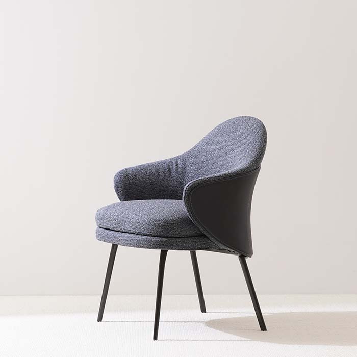 Sillón de comedor con respaldo curvo tapizado en azul contemporáneo