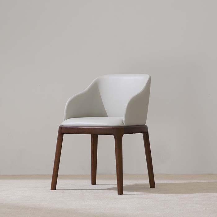 Sillón de comedor moderno tapizado en cuero blanco con patas de madera