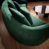 Sofá moderno de terciopelo curvo de tres plazas, color verde oscuro, con almohadas para sala de estar