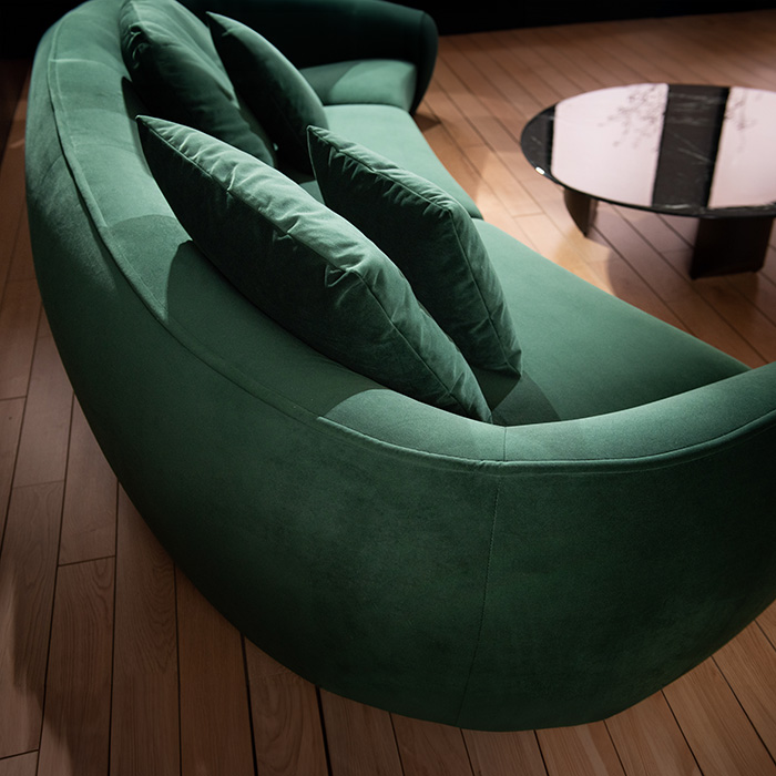 Sofá moderno de terciopelo curvo de tres plazas, color verde oscuro, con almohadas para sala de estar