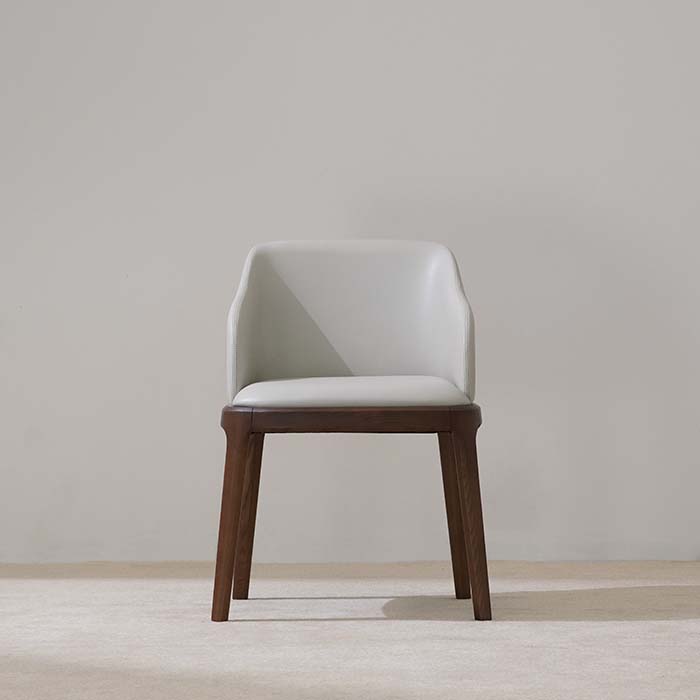 Sillón de comedor moderno tapizado en cuero blanco con patas de madera