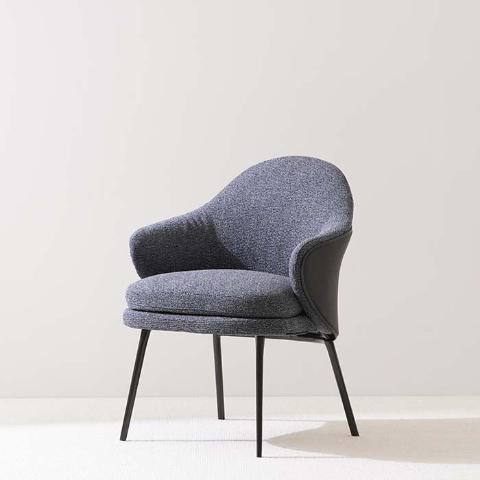 Sillón de comedor con respaldo curvo tapizado en azul contemporáneo