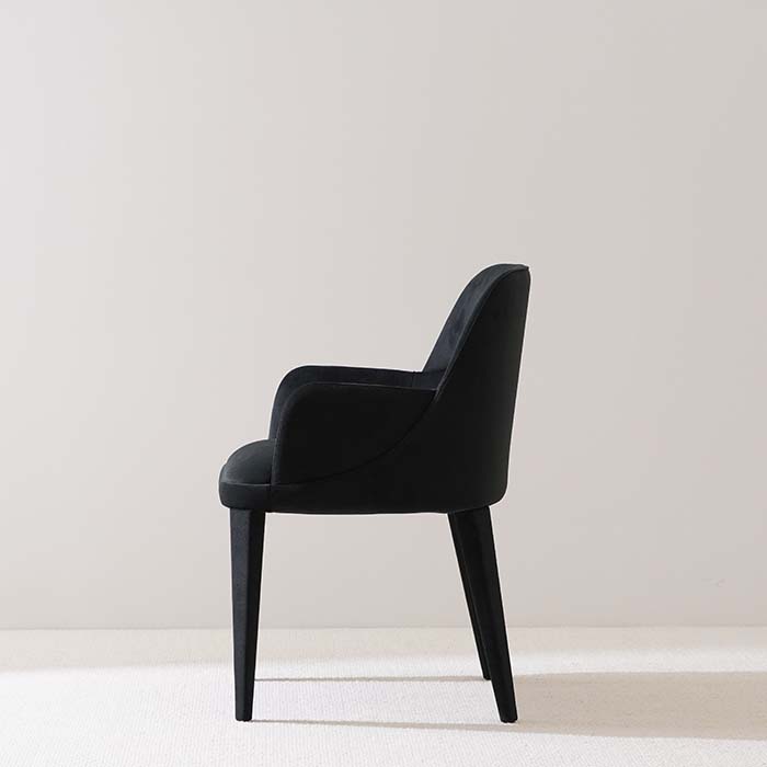 Sillón de comedor con respaldo tapizado de terciopelo negro minimalista moderno