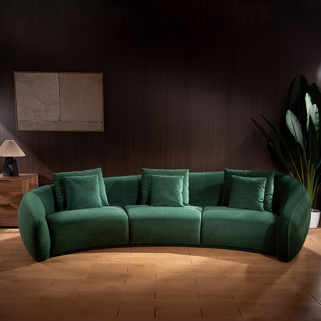 Sofá moderno de terciopelo curvo de tres plazas, color verde oscuro, con almohadas para sala de estar