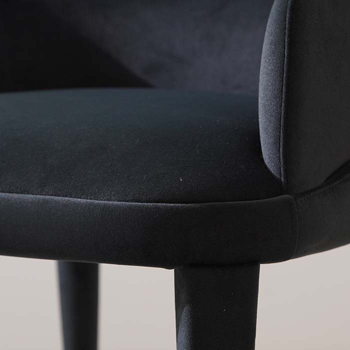 Sillón de comedor con respaldo tapizado de terciopelo negro minimalista moderno