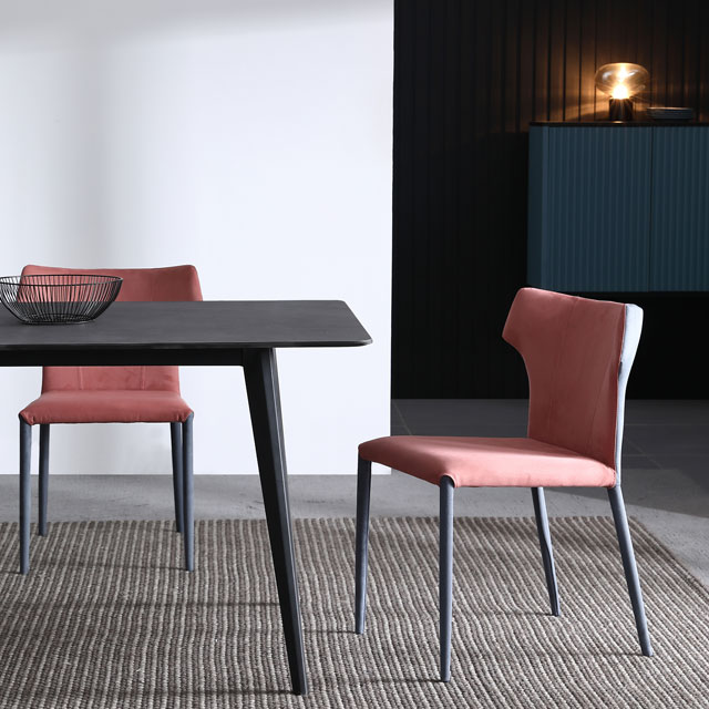 Silla de comedor con estructura de metal de color rosa