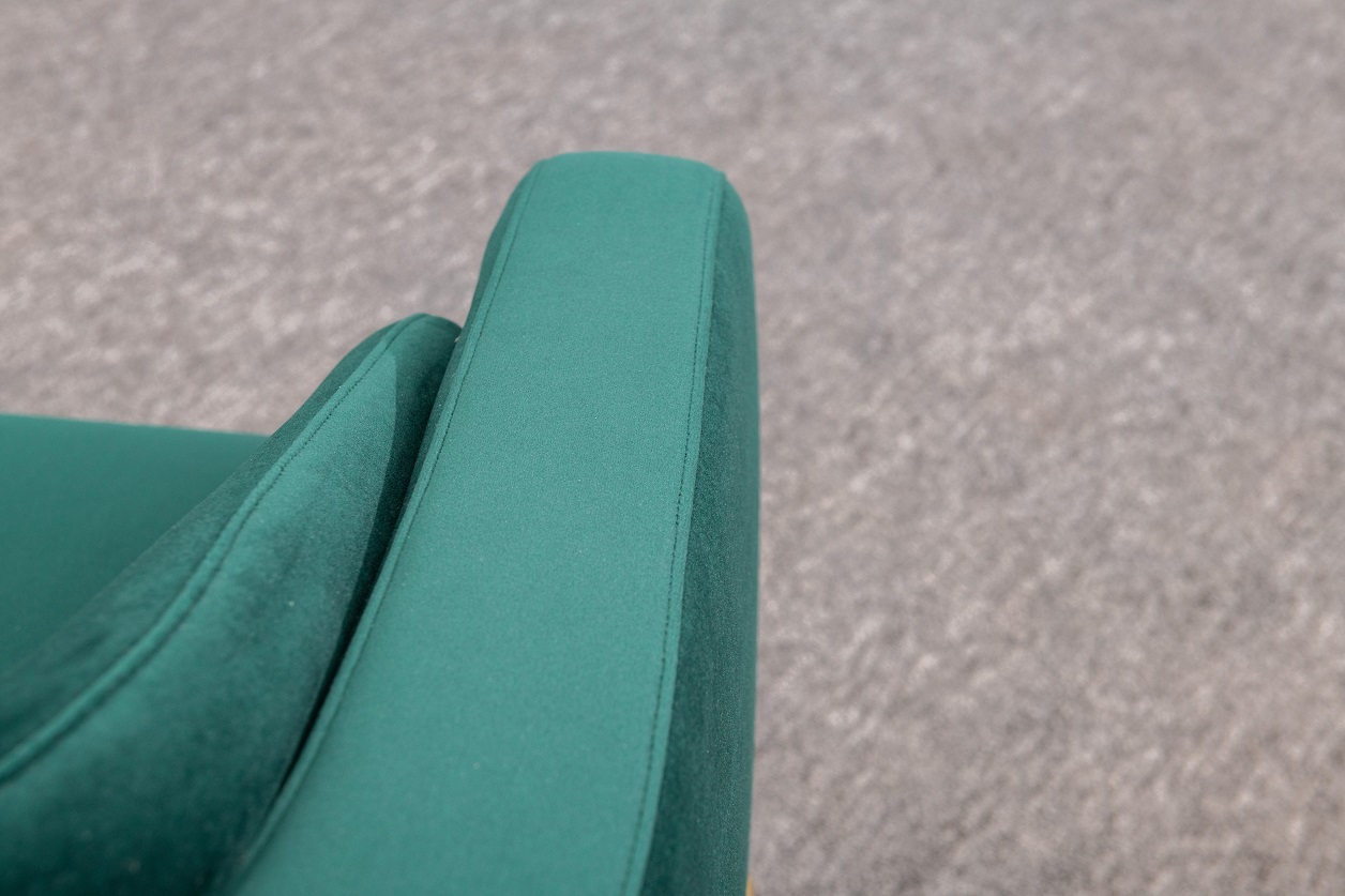 Sillón tapizado de terciopelo verde contemporáneo con patas doradas