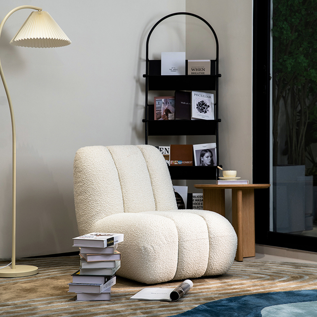 Sillón minimalista con sofá individual y suelo Boucle