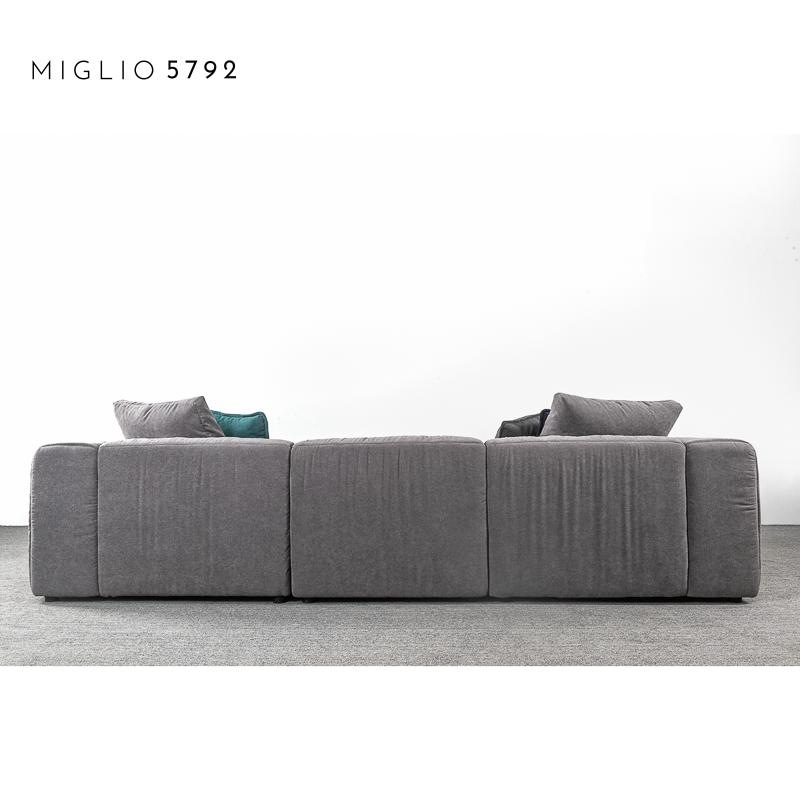 sof&aacute; de cuero negro