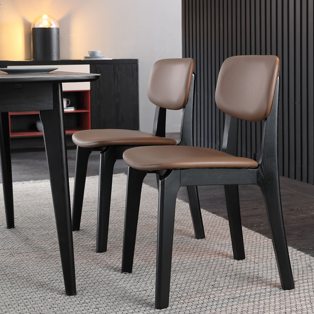 Silla de comedor de cuero marrón con patas de metal negro