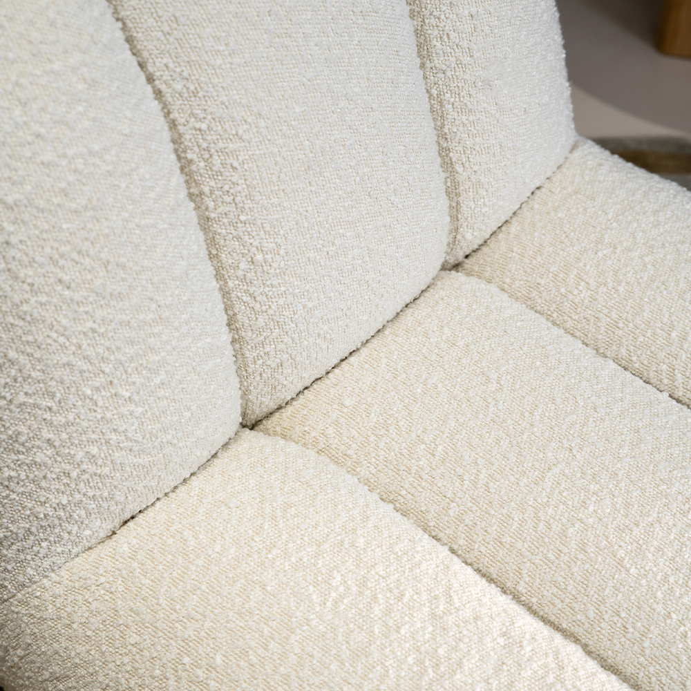 Sillón minimalista con sofá individual y suelo Boucle