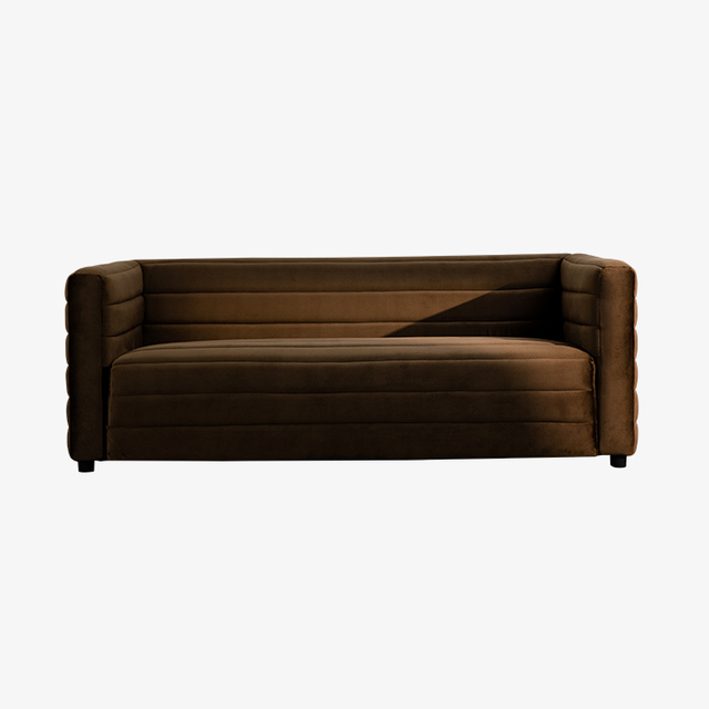 Sofá vintage tapizado de terciopelo marrón canalizado de tres plazas 