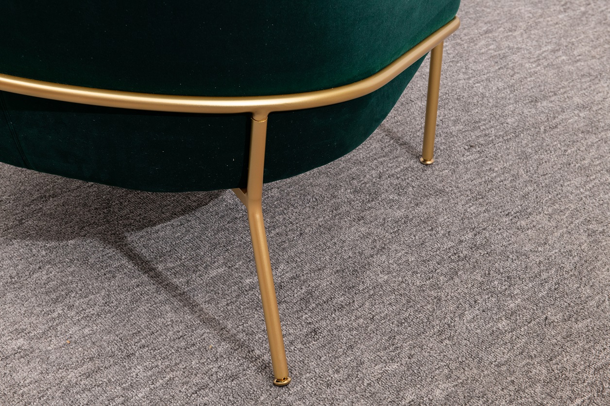 Sillón tapizado de terciopelo verde contemporáneo con patas doradas