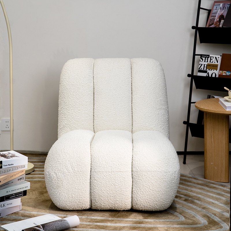 Sillón minimalista con sofá individual y suelo Boucle